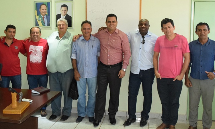 Prefeito NÃ©lio em reuniÃ£o com pastores evangÃ©licos de SÃ£o Miguel: praia este ano terÃ¡ show evangÃ©lico