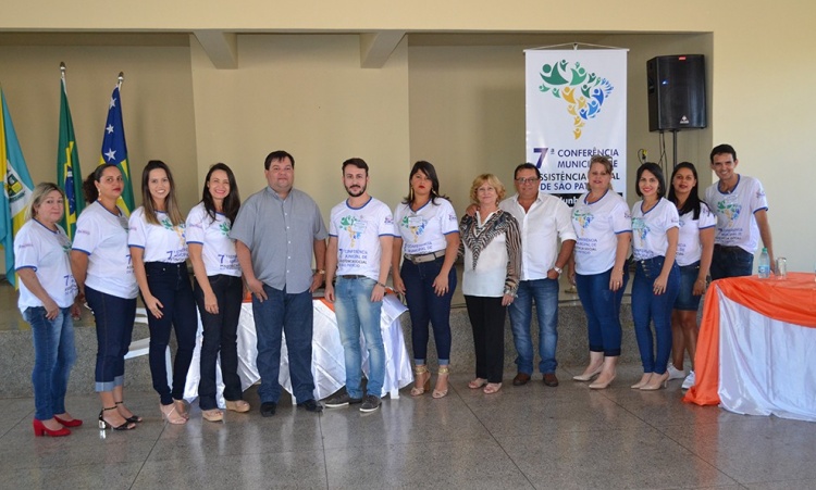 Primeira-dama Divina com o prefeito Ziquinho e equipe da AssistÃªncia Social da prefeitura: debate para assegurar ampliaÃ§Ã£o de direitos sociais
