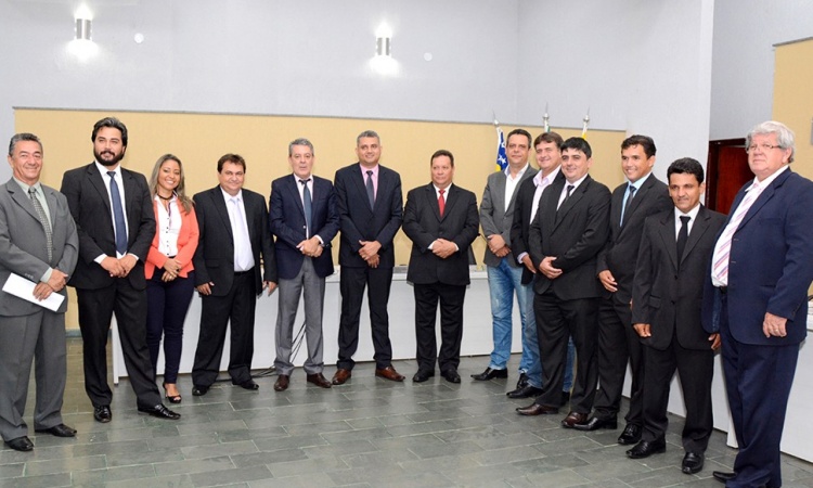 Vereadores de Ceres com o prefeito Rafaell Melo e autoridades: um semestre de muito trabalho, aprovaÃ§Ã£o de matÃ©rias e economia de recursos