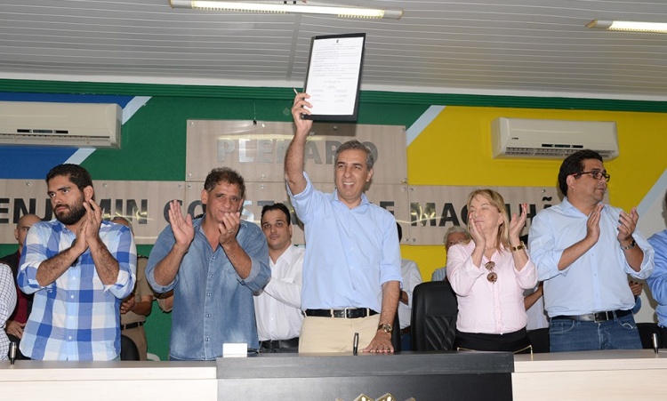 O vice JosÃ© Eliton mostra convÃªnio de R$ 2 milhÃµes com MozarlÃ¢ndia