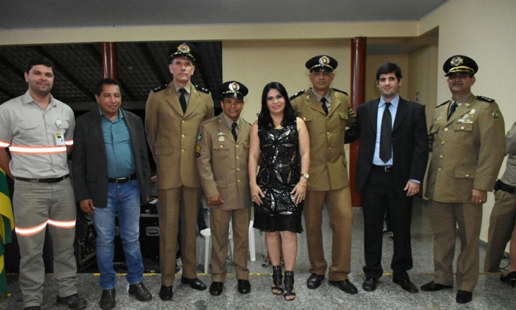 Prefeito Borges com autoridades na formatura de turma do Proerd