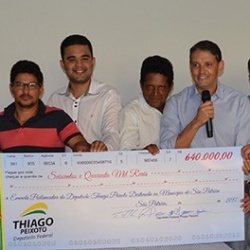 Ziquinho, dona Divina, Thiago, Ricardo e lideranÃ§as comemoram a chegada de recursos