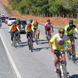 Ciclistas no percurso entre Porangatu e Luiz Alves: 200 quilÃ´metros