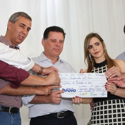 Prefeita Iolanda, de Alvorada, com autoridades para receber recursos