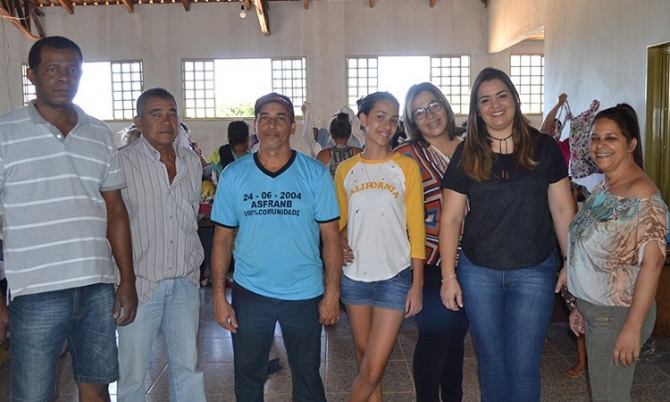 Primeira-dama Wania coordena campanha para coletar e distribuir roupas