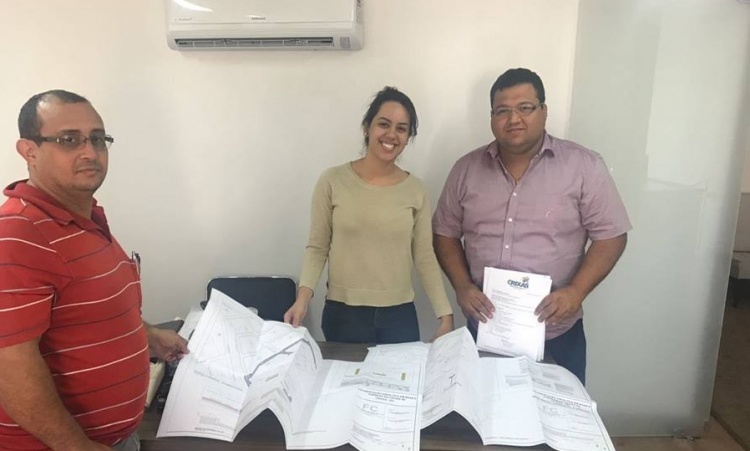 PlÃ­nio apresenta projetos para pavimentaÃ§Ã£o de vÃ¡rios bairros em CrixÃ¡s: resgate de compromissos na cidade