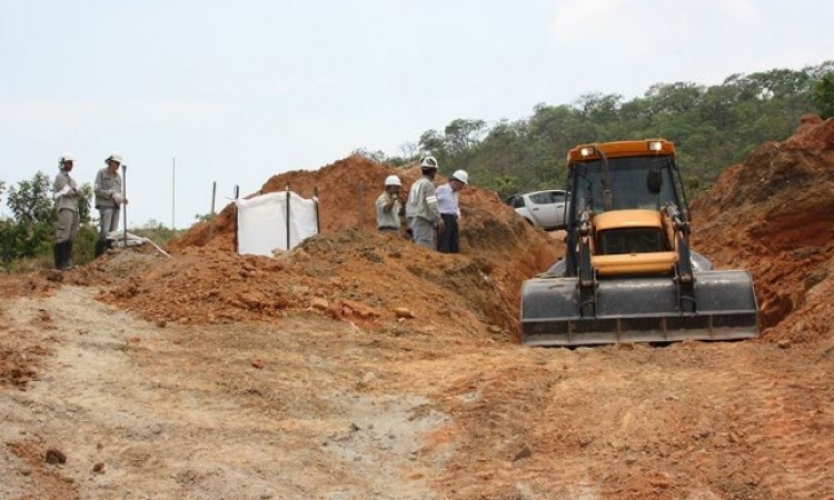 MÃ¡quina trabalha na coleta de material em MinaÃ§u: investimento