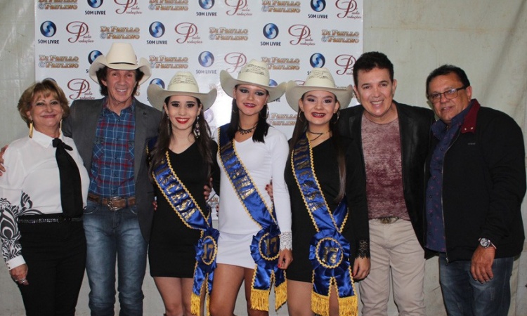 Dona Divina com prefeito, Rainha e princesas da festa com dupla Di Paullo e Paulino