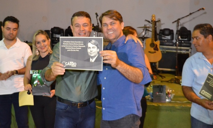 Prefeito CÃ¡ssio GusmÃ£o, de Uruana, na festa do Dia dos Pais, ao lado do deputado estadual Bruno Peixoto
