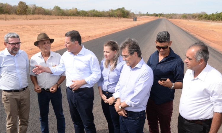 Edilberto, Marconi, prefeita Bete e o deputado JÃºlio da RetÃ­fica vistoriam obra na GO-353