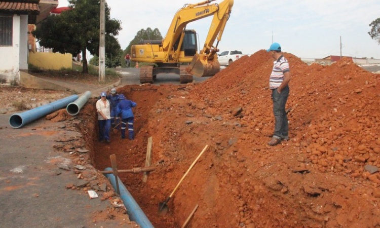 Profissionais trabalham na troca de tubulaÃ§Ãµes de Ã¡gua em Itapaci