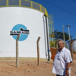 MÃ¡rio Macaco ao lado da nova estrutura para garantir abastecimento
