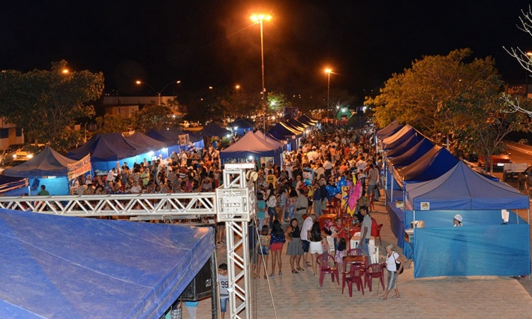 Feira da Lua montada no canteiro da Avenida JosÃ© Pereira do Nascimento