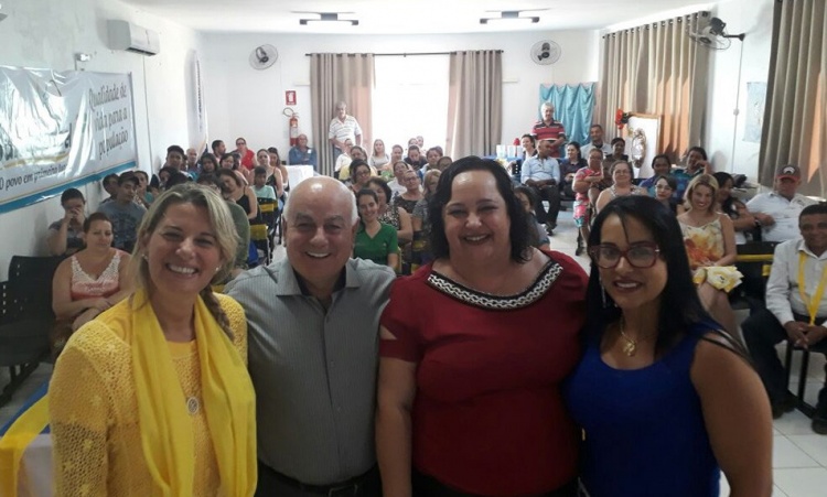 Helio de Sousa e a prefeita CÃ¡ssia Dourado, de Santa Isabel, com moradores da cidade durante a audiÃªncia