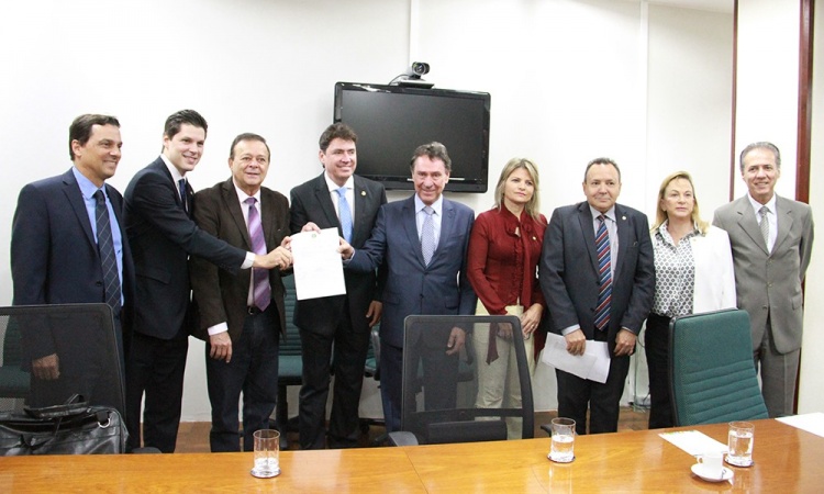 Jovair Arantes com integrantes da bancada de deputados federais de GoiÃ¡s, o senador Wilder Morais e lideranÃ§as: apoio ao homem do campo