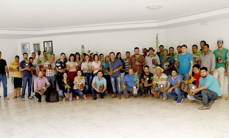 Comunidade de SÃ£o PatrÃ­cio ganhou mudas de Ã¡rvores frutÃ­feras: uma aÃ§Ã£o para marcar o Dia da Ãrvore e orientar sobre o meio ambiente