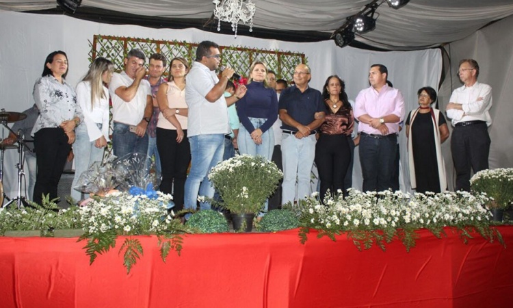Prefeito FlÃ¡vio discursa para agradecer as parcerias que garantem obras