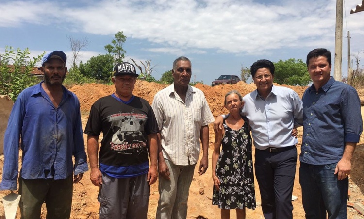 SecretÃ¡rio de Urbanismo, Wendel Vitor, prefeito Valdeto Ferreira e moradores beneficiados do Portal do Lago