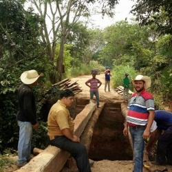 Prefeito Agostinho vistoria obra de recuperaÃ§Ã£o de ponte em Trombas