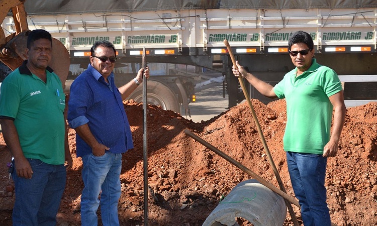 Prefeito Ziquinho com vereadores vistoriam obras de construÃ§Ã£o de bueiros para atender moradores da cidade