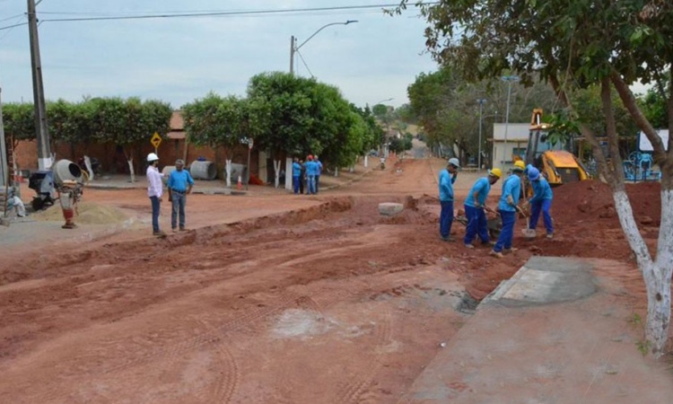 Trabalhadores nas ruas de Alto Horizonte constroem galerias pluviais