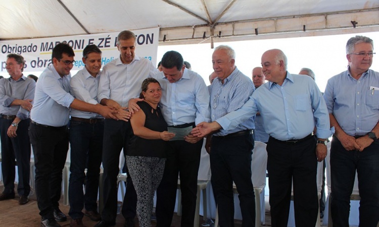 AlÃ©m da entrega da pavimentaÃ§Ã£o de rodovia, houve entrega de cheque moradia na cidade