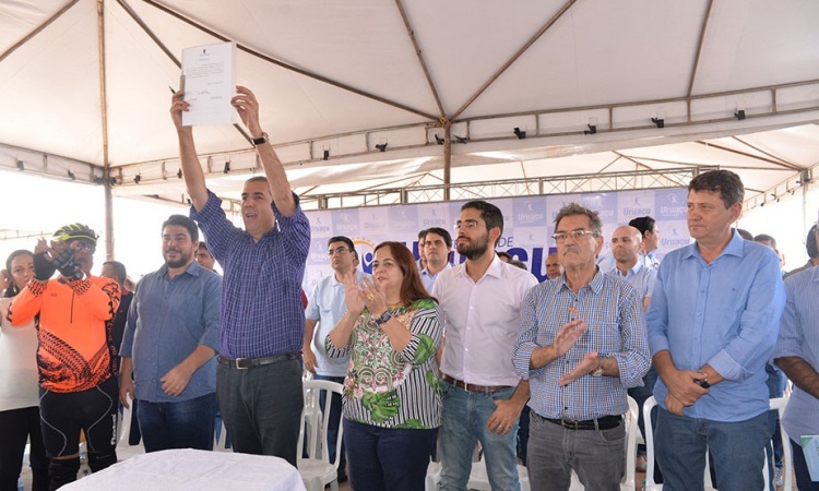 JosÃ© Eliton ao lado de autoridades mostra o autorizo para inÃ­cio das obras em UruaÃ§u