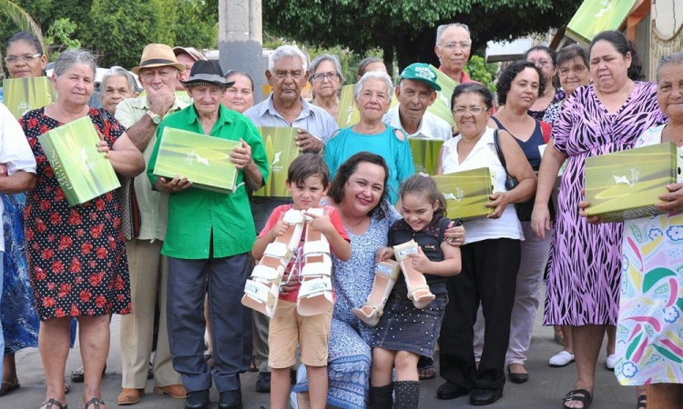 CÃ¡ssia com crianÃ§as e idosos de Santa Isabel: aÃ§Ãµes pÃºblicas para garantir mais qualidade de vida Ã  3Âª idade