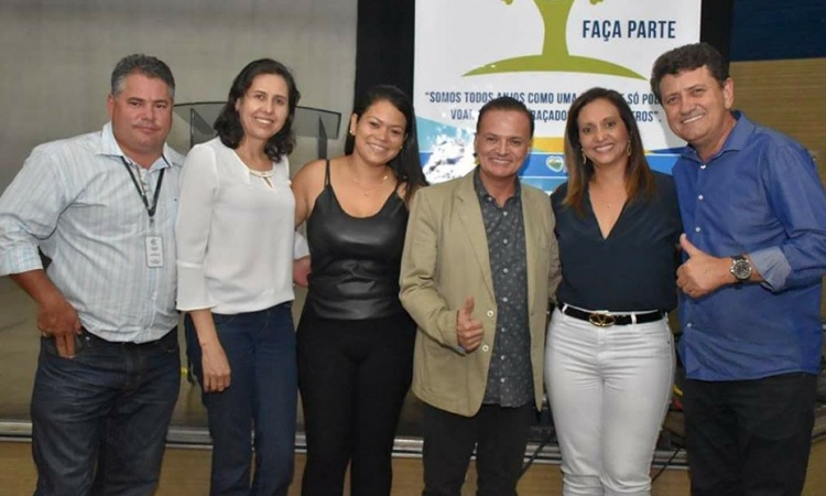 Pedro Fernandes e a primeira-dama Leila com o palestrante Welligton e servidores da prefeitura