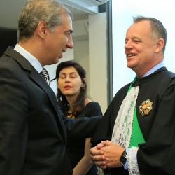 JosÃ© Eliton com o desembargador Breno Medeiros: reconhecimento