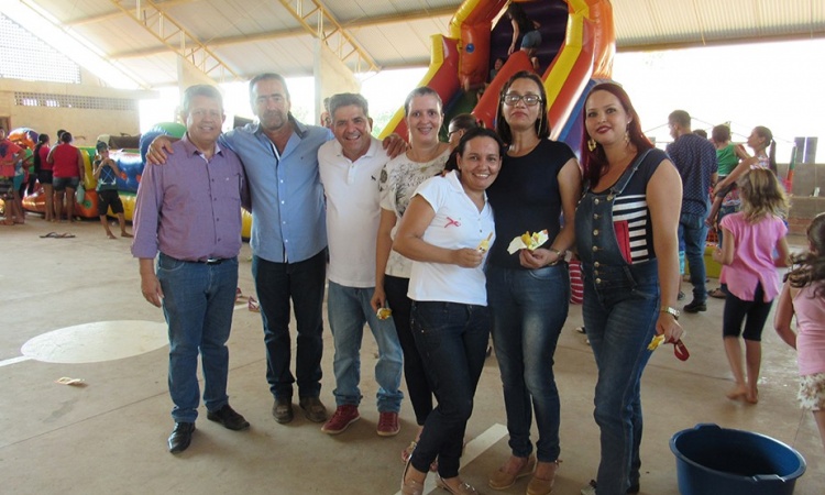 Barretinho, com a primeira-dama Daniela, o vice-prefeito Batista e servidores do municÃ­pio