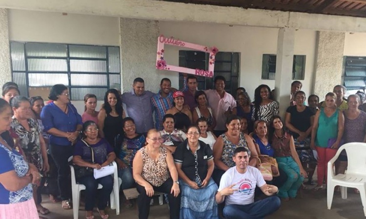 Mulheres reunidas para exame no povado Faz Tudo em NiquelÃ¢ndia