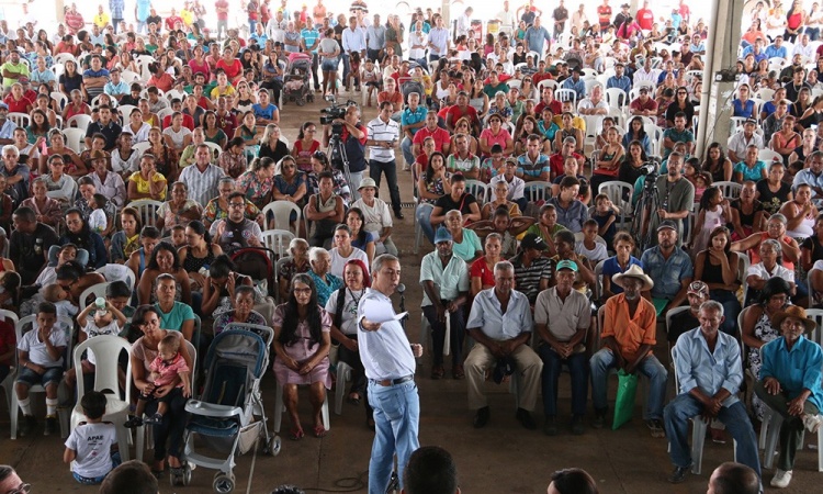 Vice-governador JosÃ© Eliton durante discurso em que defende programas sociais do Governo do Estado: prioridade da gestÃ£o Ã© o ser humano