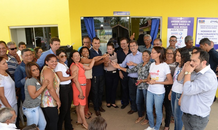 JÃºlio, Jovair, Pedro Fernandes e a prefeita Bete entregam chaves da ambulÃ¢ncia: mais saÃºde