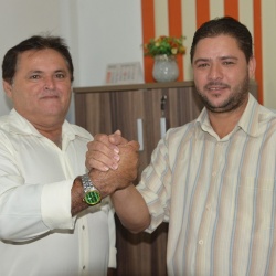 Ronoel Dourado e o prefeito Agostinho NÃ³brega: volta ao poder apÃ³s liminar conquistada no TSE, em BrasÃ­lia