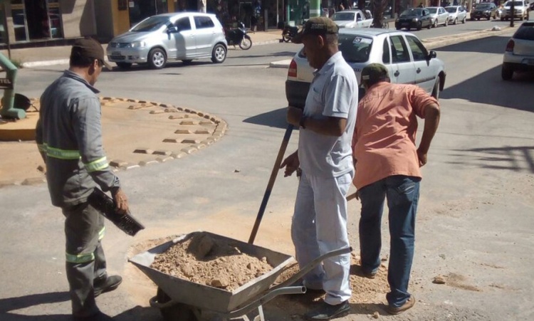 Trabalhadores em mais uma operaÃ§Ã£o tapa-buracos em NiquelÃ¢ndia