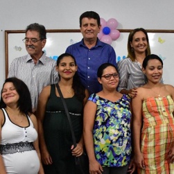 Autoridades com as meninas que participaram do projeto na cidade