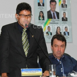 Vereador Vaguinho (em pÃ©) eleito presidente do Legislativo