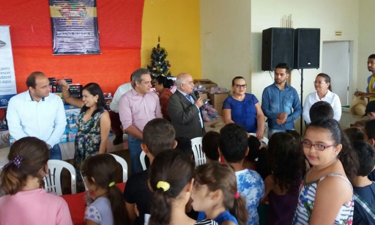 Helio de Sousa discursa em Ipiranga de GoiÃ¡s, onde fez a entrega de milhares de presentes para as crianÃ§as