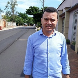 Prefeito Marcos Cabral em rua que recebe recapeamento asfÃ¡ltico