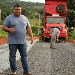 PlÃ­nio em rua que recebe obras de pavimentaÃ§Ã£o asfÃ¡ltica