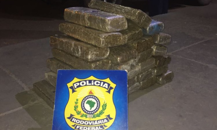 Droga apreendida pela PRF com menores na rodovia BR-153