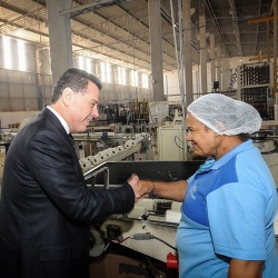 Marconi Perillo durante visita a uma indÃºstria: GoiÃ¡s na frente na produÃ§Ã£o industrial, segundo o IBGE