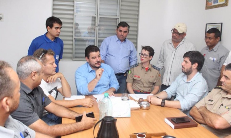 Valmir Pedro durante reuniÃ£o com autoridades do municÃ­pio de UruaÃ§u