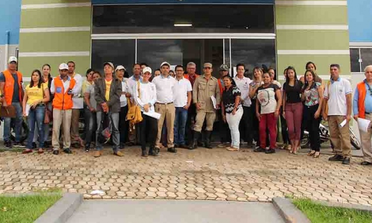 Equipe de profisionais durante Dia D de combate ao mosquito transmissor da dengue  na cidade de CrixÃ¡s