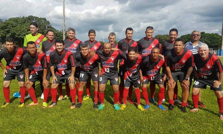 Walter com jogadores para uma partida de futebol solidÃ¡rio em Itapaci: um jogo para garantir ajuda Ã s famÃ­lias carentes 