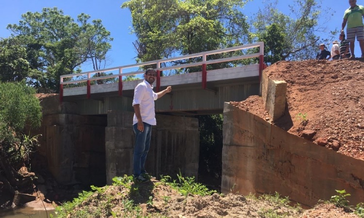 Prefeito Adriano Passos entrega ponte na zona rural de Colinas do Sul