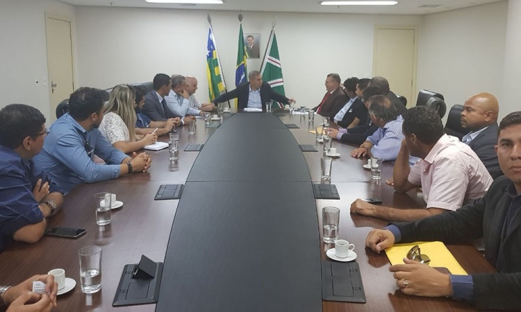 Comitiva de NiquelÃ¢ndia liderada pelo prefeito Valdeto com o vice-governador JosÃ© Eliton: apoio para a PC