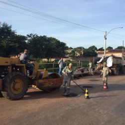 Mais uma operaÃ§Ã£o tapa-buraco em aÃ§Ã£o em NiquelÃ¢ndia