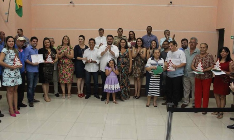 Valmir com os ganhadores do Projeto Natal Luz em UruaÃ§u: uma cidade mais alegre